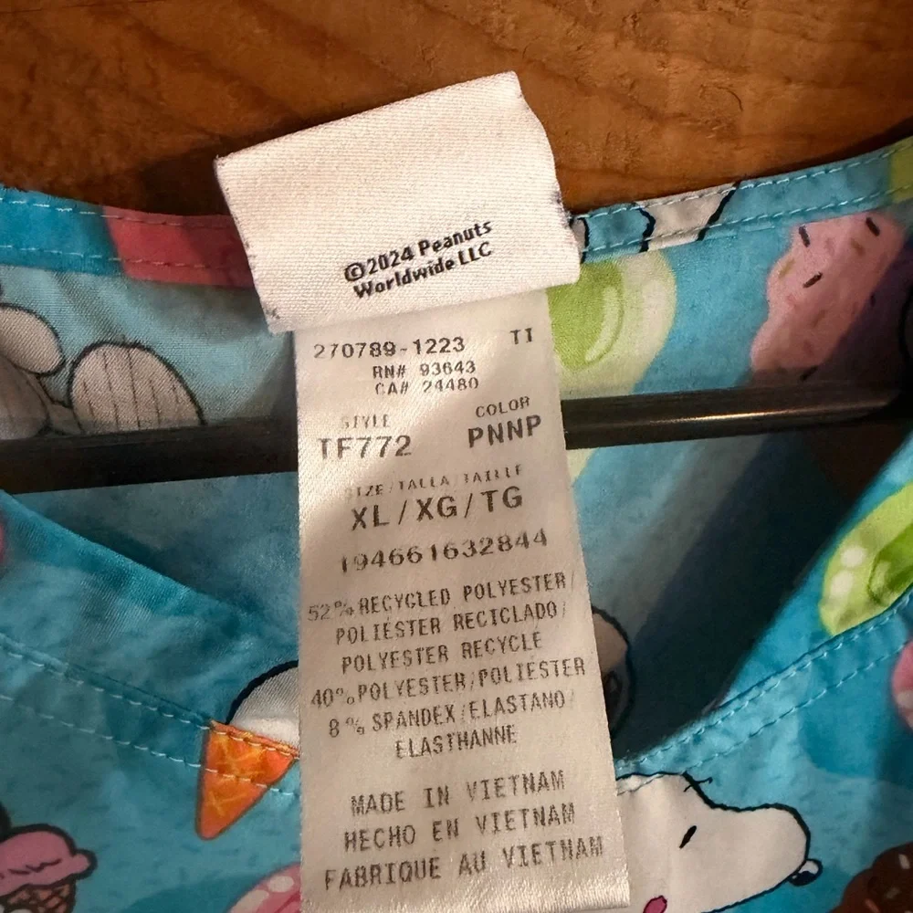 Snoopy Ice cream scrub top XL - Picture 3 of 3